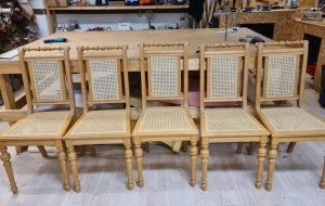 Stoelen met nieuwe rieten zitting